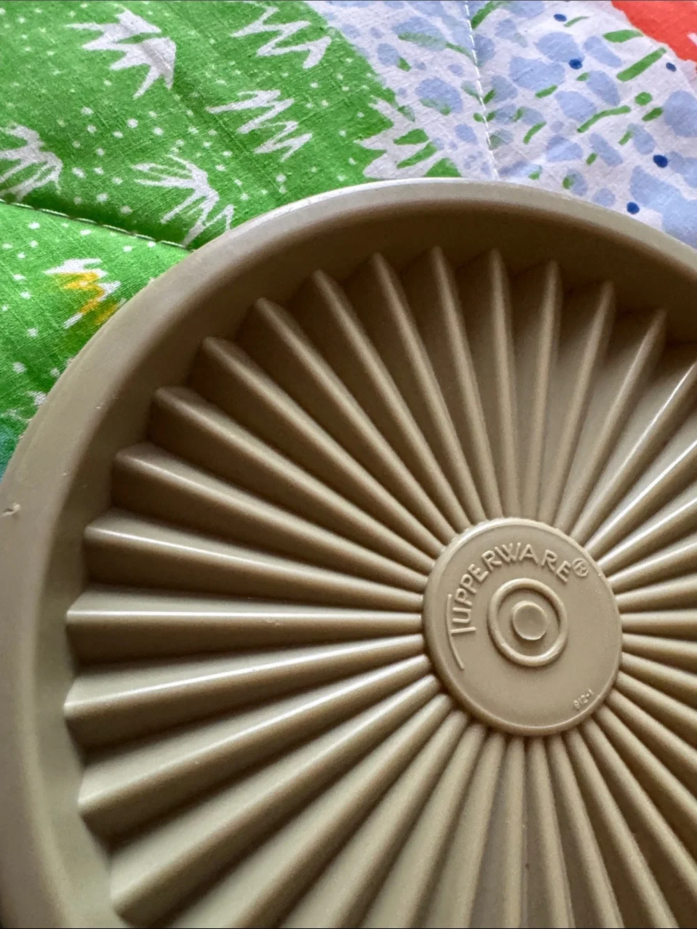 Vintage Tupperware Replacement Lid Servalier Push Lid #812-1 green LID ONLY
